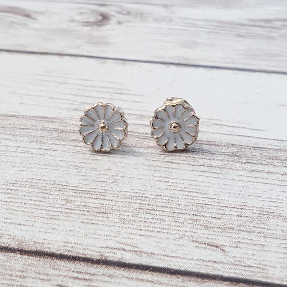 Vintage Stud Earrings For Pierced Ears Dainty White & Gold Tone Flower